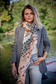 Le Foulard Femme : Accessoire Indispensable de l’Élégance Féminine