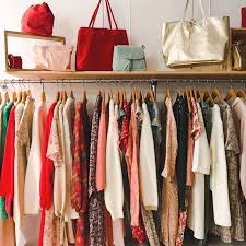 Exploration des Tendances dans un Magasin de Vêtements Chic