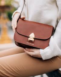Élégance intemporelle : Le sac à main en cuir, l’accessoire incontournable de votre garde-robe